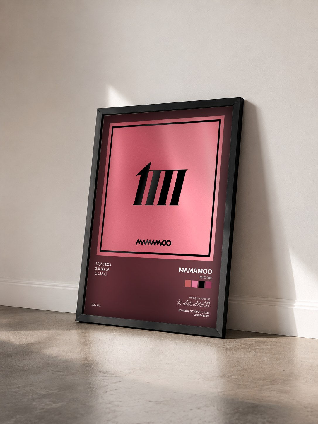 #noir Tableau de l'album MIC ON de MAMAMOO vu de trois quarts, cadre noir