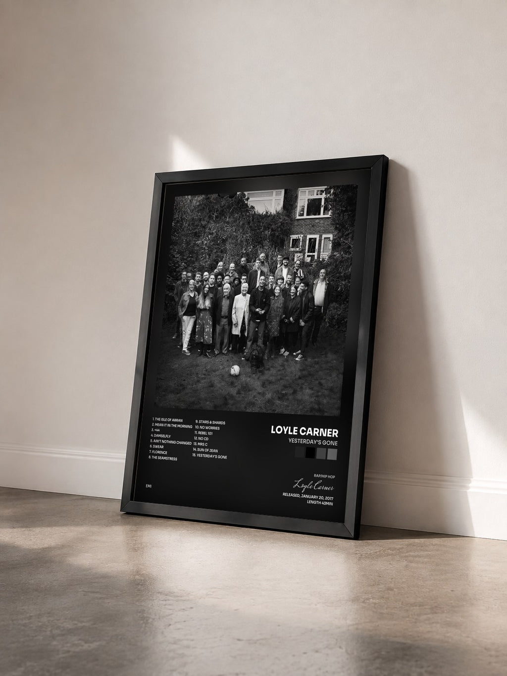 #noir Tableau de l'album Yesterday's Gone de Loyle Carner vu de trois quarts, cadre noir