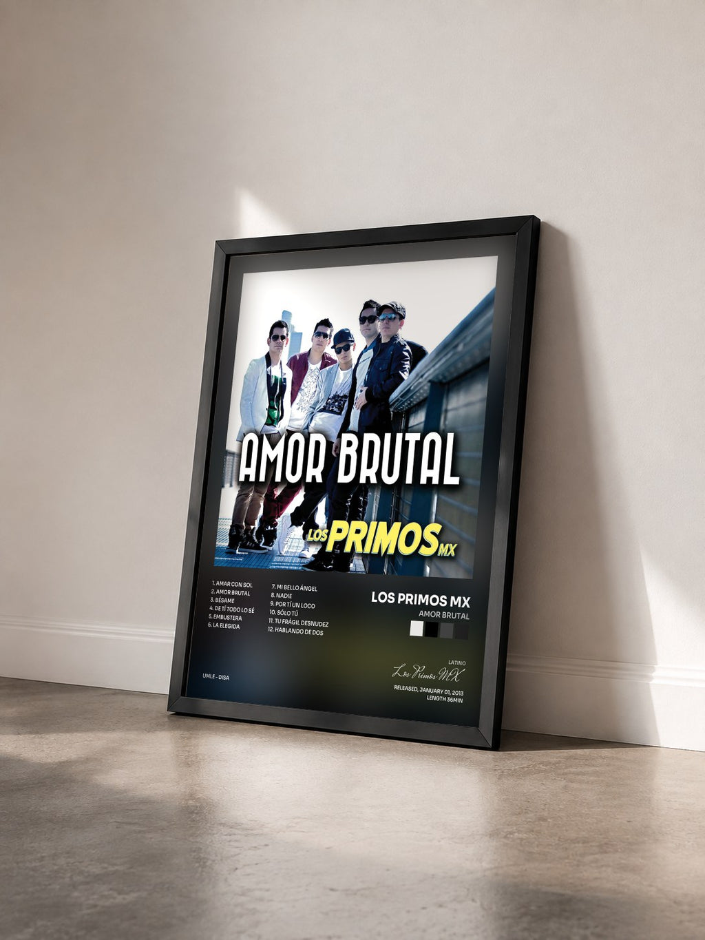 #noir Tableau de l'album Amor Brutal de Los Primos MX vu de trois quarts, cadre noir