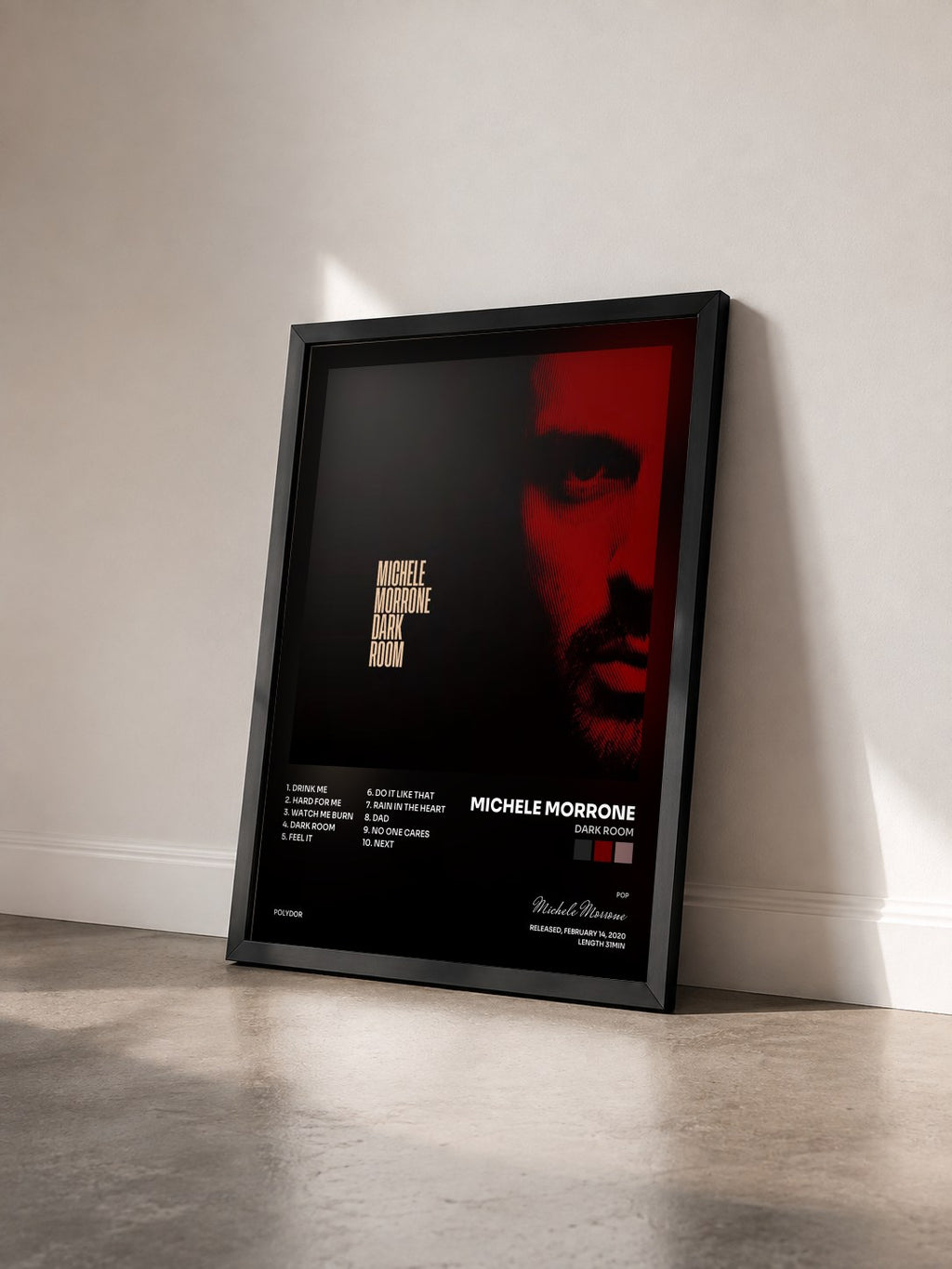 #noir Tableau de l'album Dark Room de Michele Morrone vu de trois quarts, cadre noir