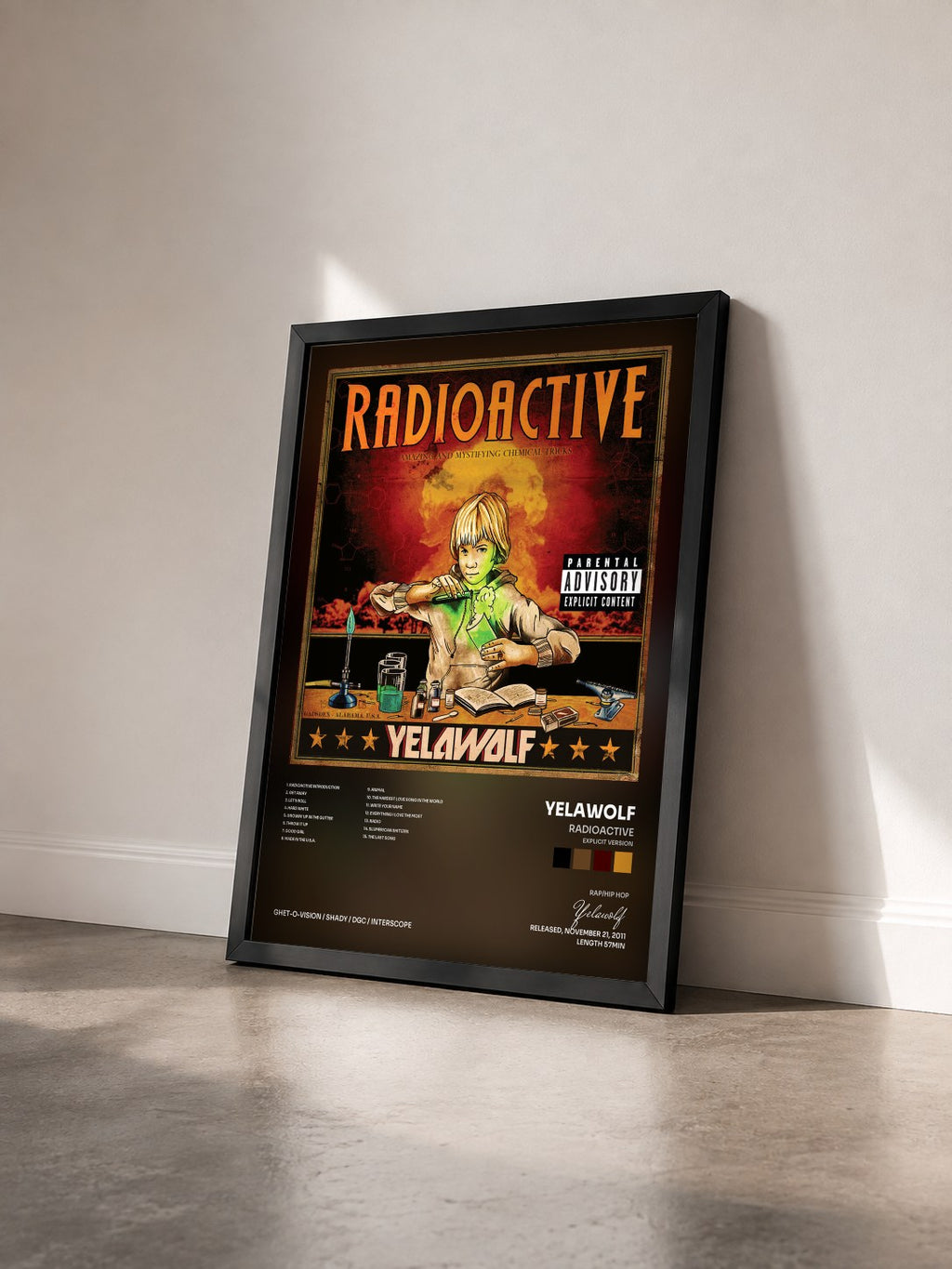 #noir Tableau de l'album Radioactive (Explicit Version) de Yelawolf vu de trois quarts, cadre noir