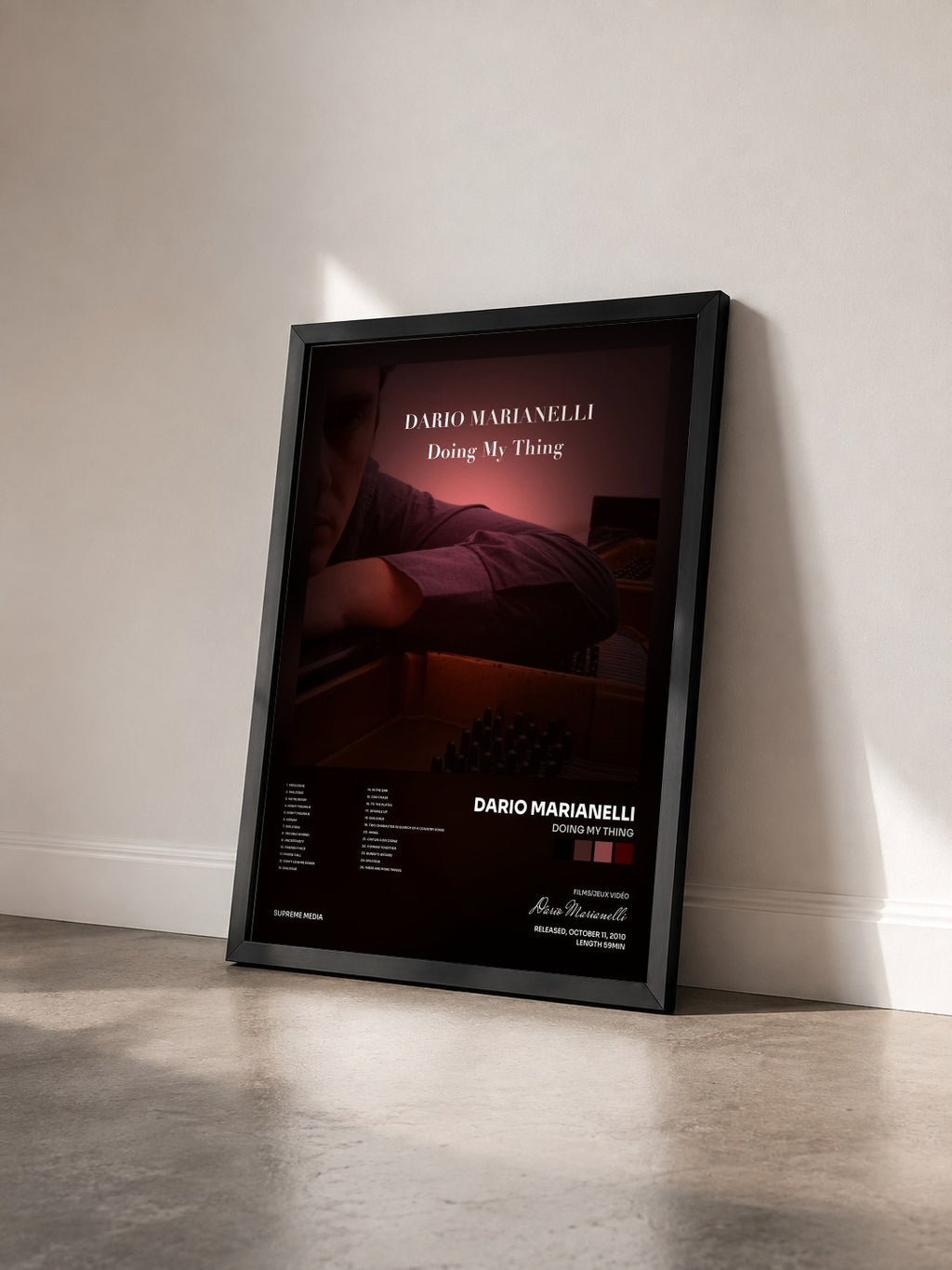 #noir Tableau de l'album Doing My Thing de Dario Marianelli vu de trois quarts, cadre noir