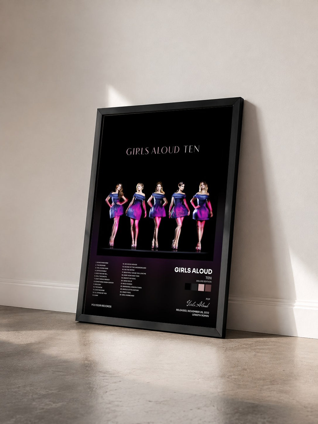 #noir Tableau de l'album Ten (Deluxe Edition) de Girls Aloud vu de trois quarts, cadre noir