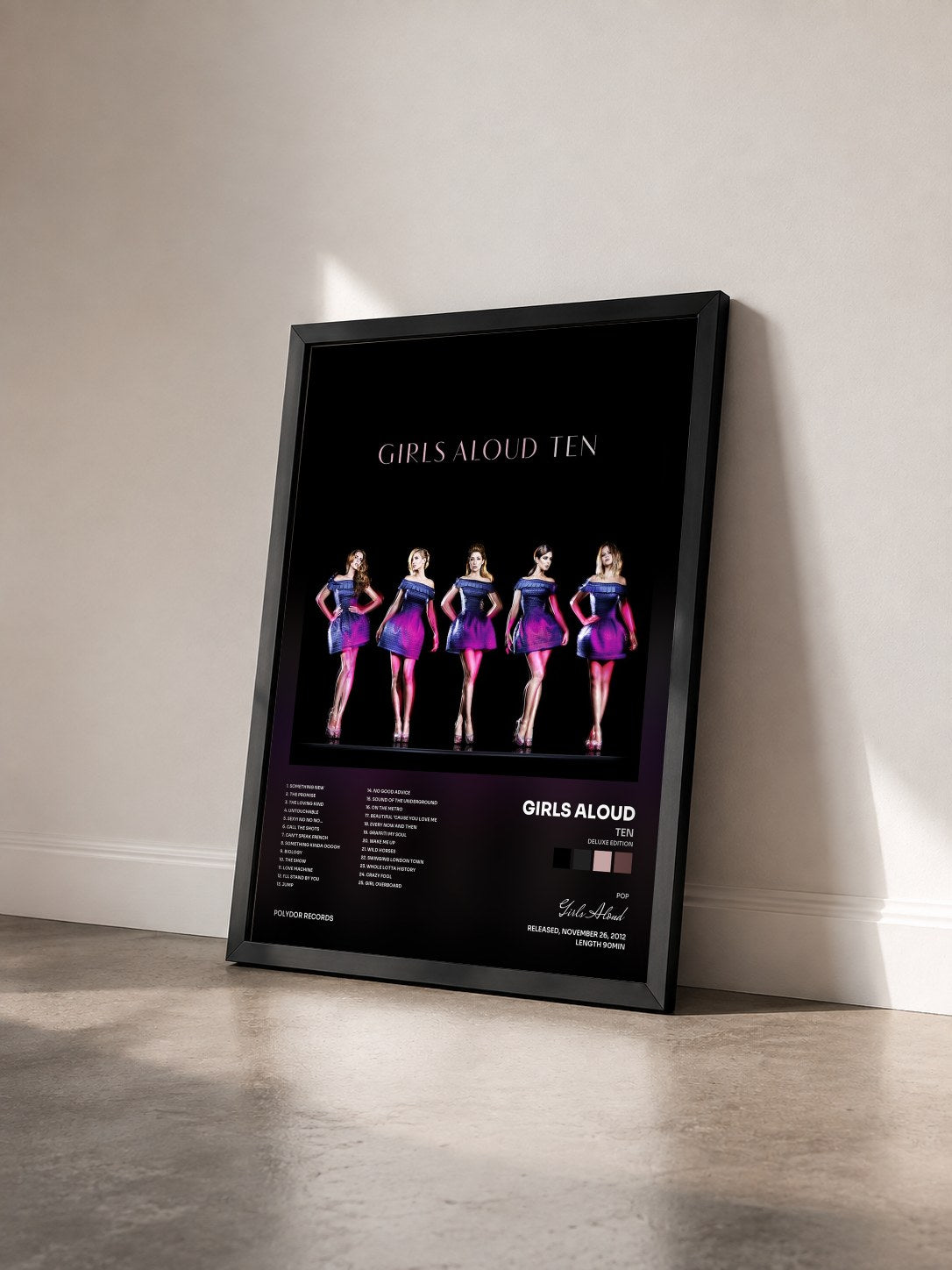 #noir Tableau de l'album Ten (Deluxe Edition) de Girls Aloud vu de trois quarts, cadre noir