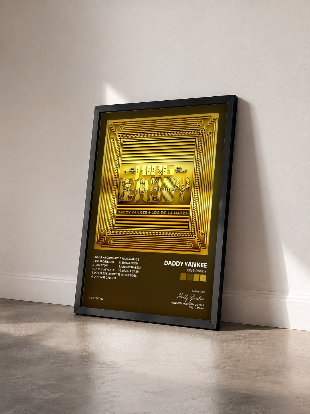 #noir Tableau de l'album King Daddy de Daddy Yankee vu de trois quarts, cadre noir