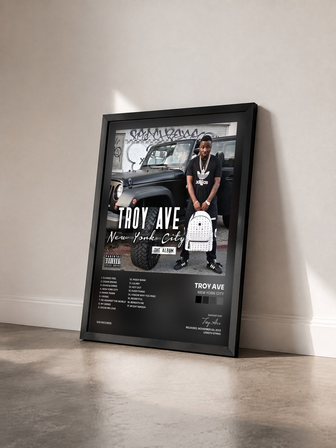 #noir Tableau de l'album New York City de Troy Ave vu de trois quarts, cadre noir