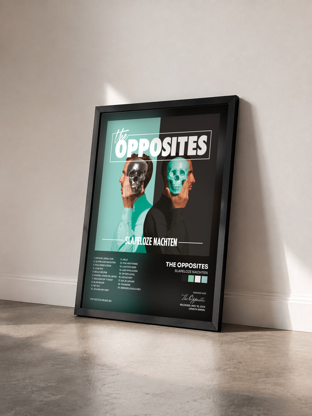 #noir Tableau de l'album Slapeloze Nachten de The Opposites vu de trois quarts, cadre noir