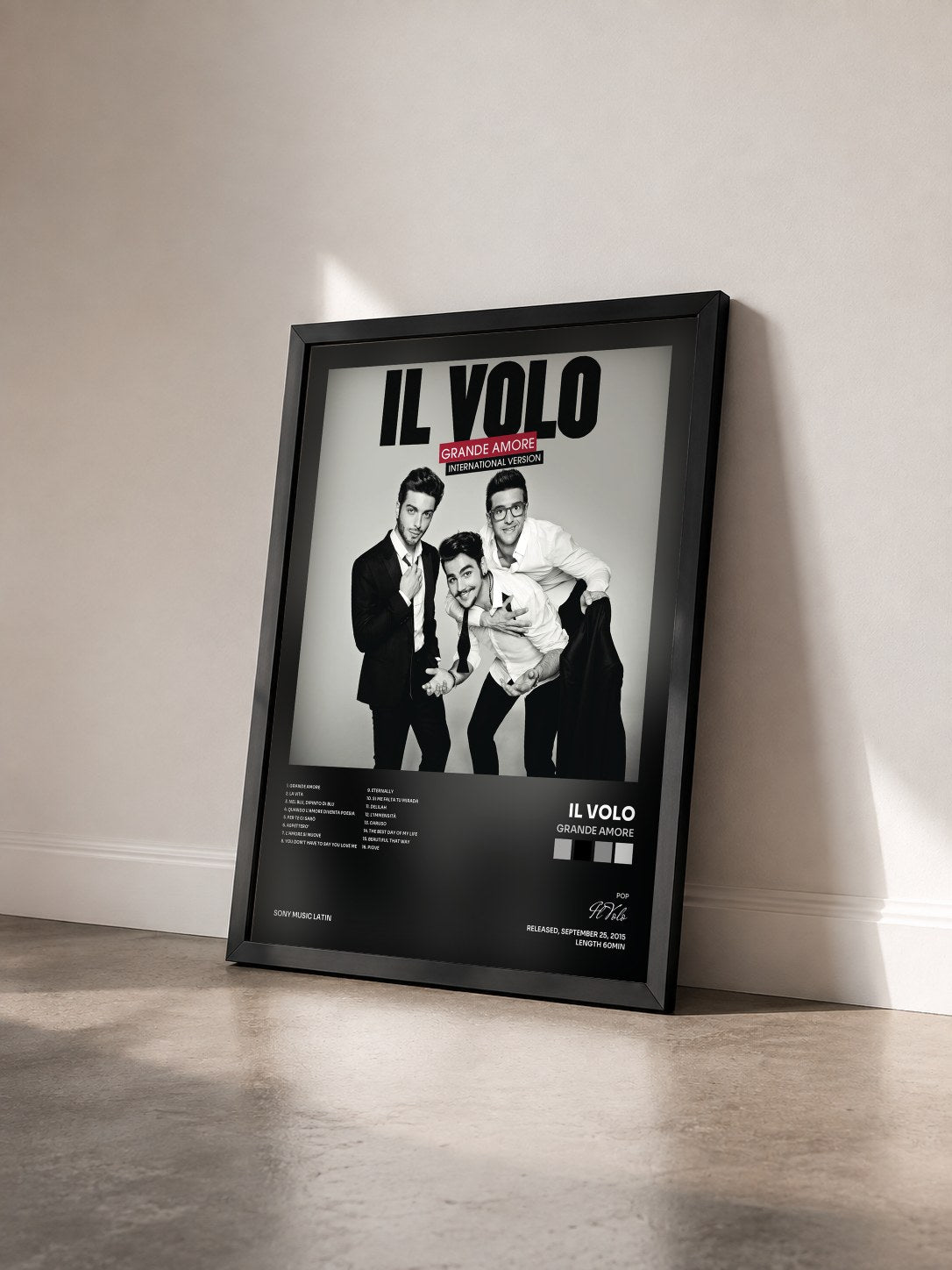#noir Tableau de l'album Grande amore de Il Volo vu de trois quarts, cadre noir