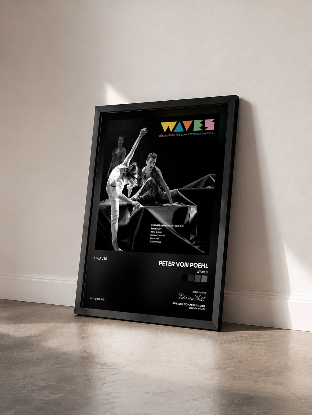 #noir Tableau de l'album Waves de Peter von Poehl vu de trois quarts, cadre noir