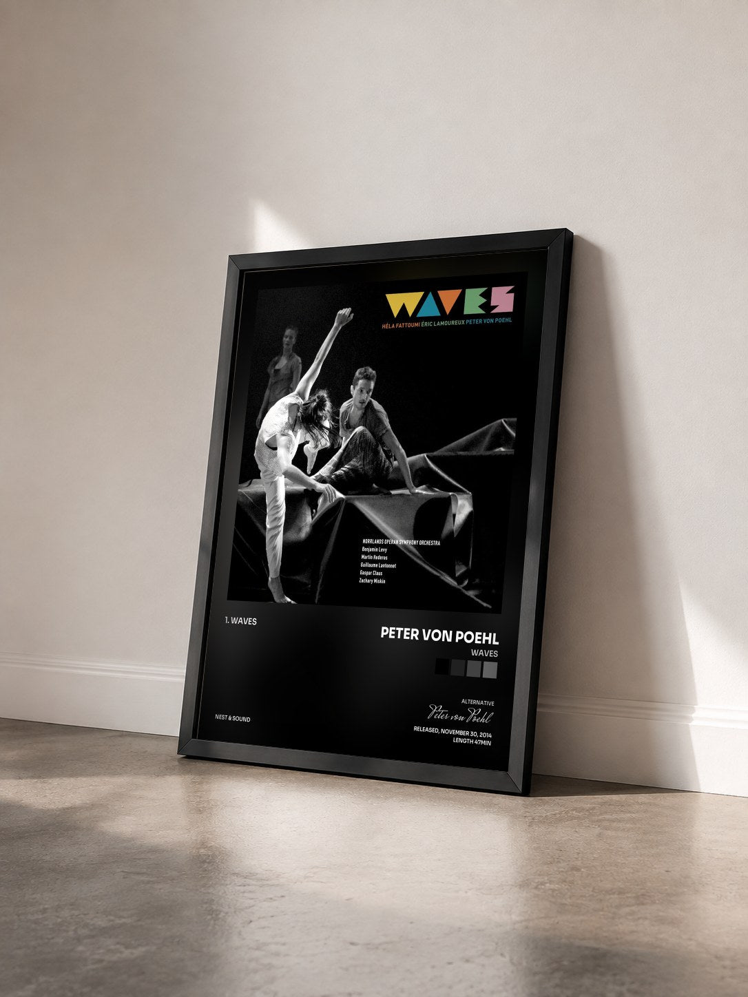 #noir Tableau de l'album Waves de Peter von Poehl vu de trois quarts, cadre noir