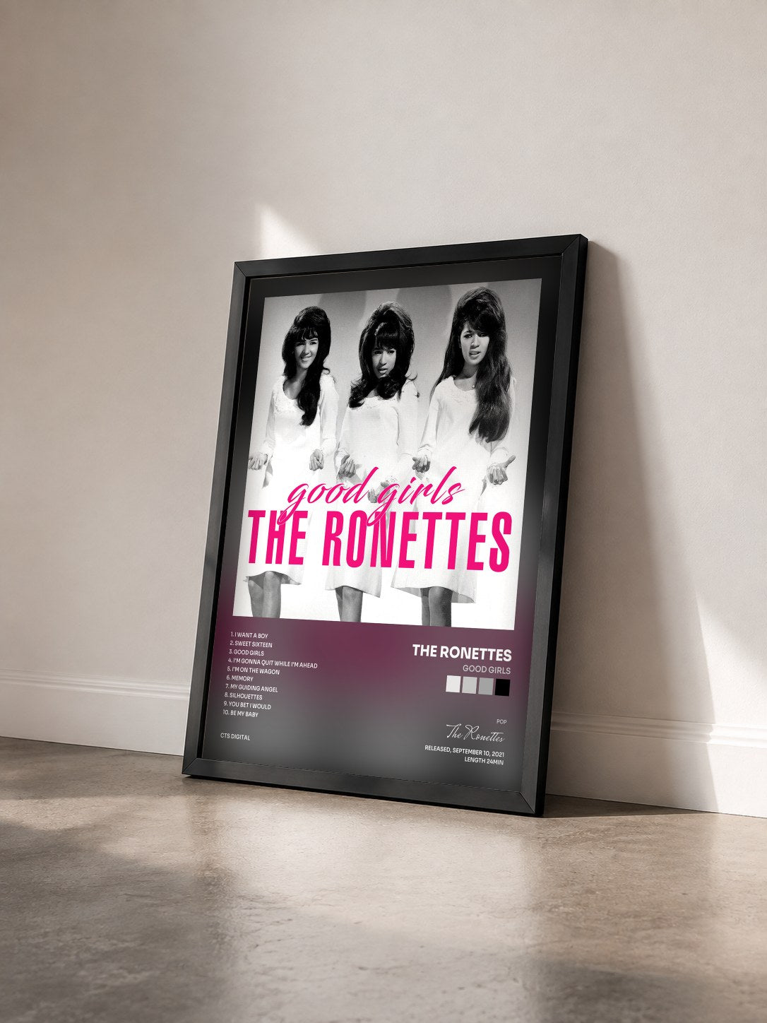 #noir Tableau de l'album Good Girls de The Ronettes vu de trois quarts, cadre noir