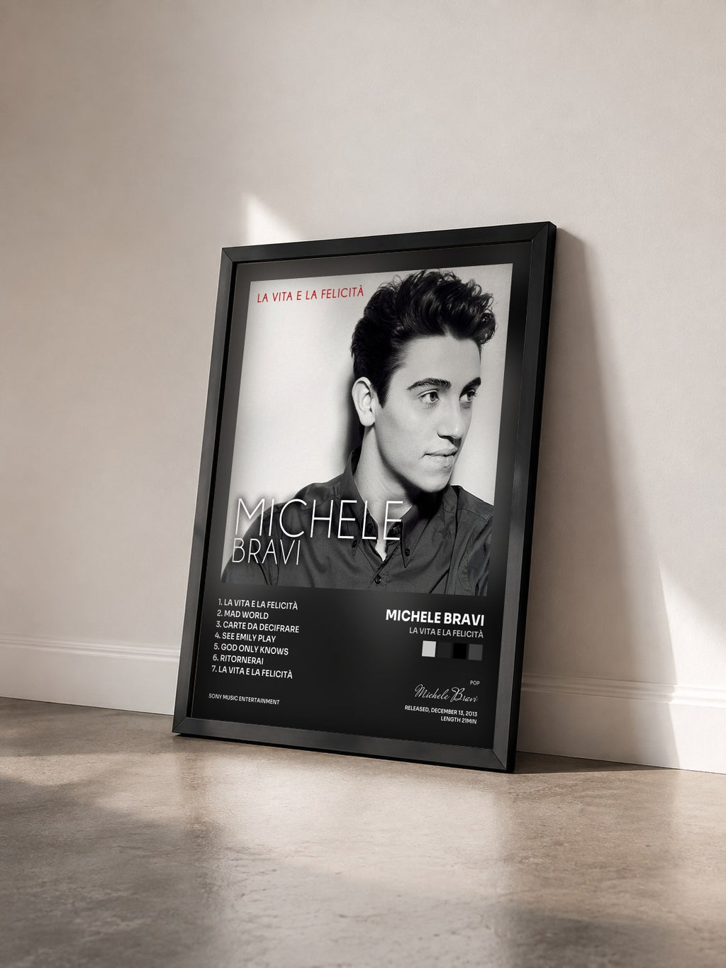 #noir Tableau de l'album La vita e la felicità de Michele Bravi vu de trois quarts, cadre noir