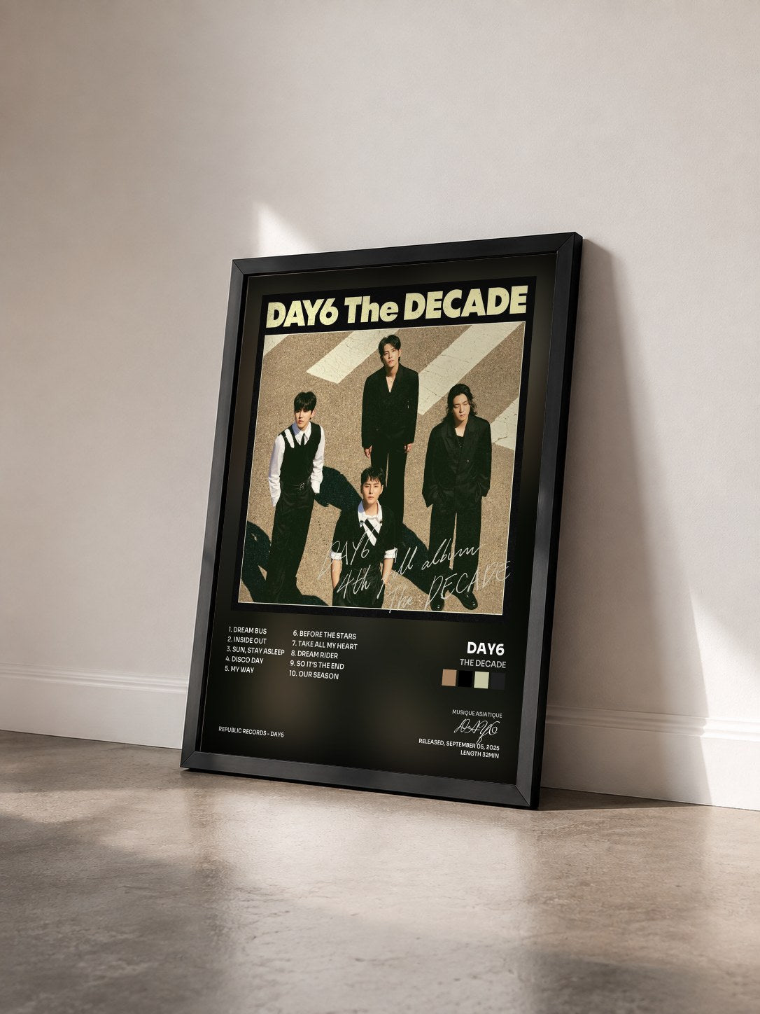 #noir Tableau de l'album The DECADE de DAY6  vu de trois quarts, cadre noir