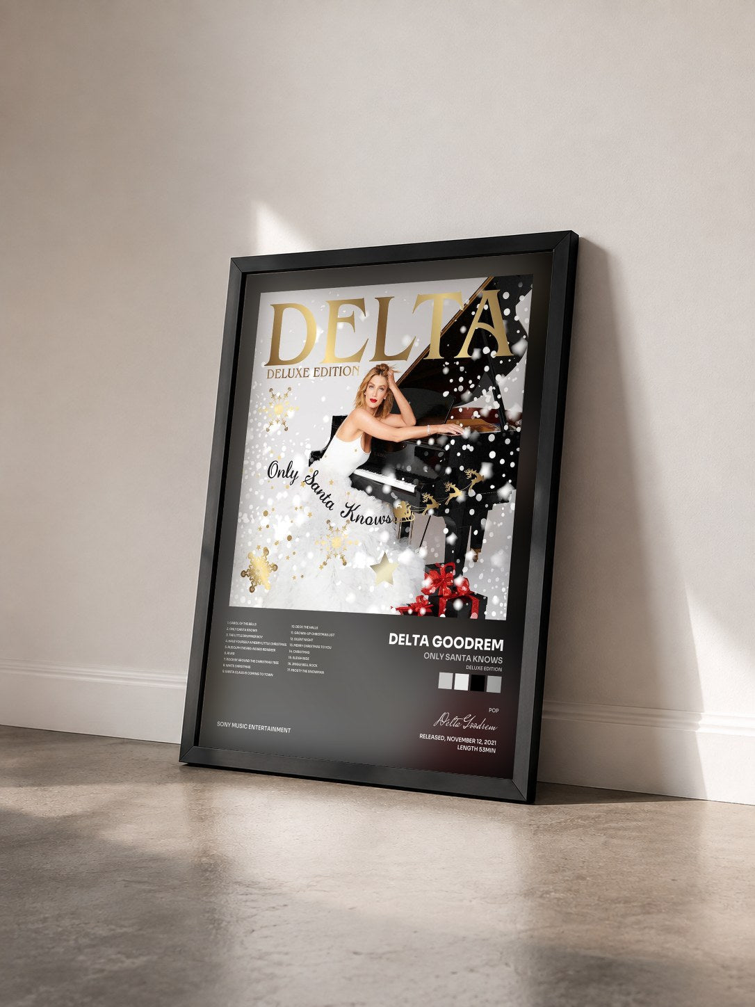 #noir Tableau de l'album Only Santa Knows (Deluxe Edition) de Delta Goodrem vu de trois quarts, cadre noir