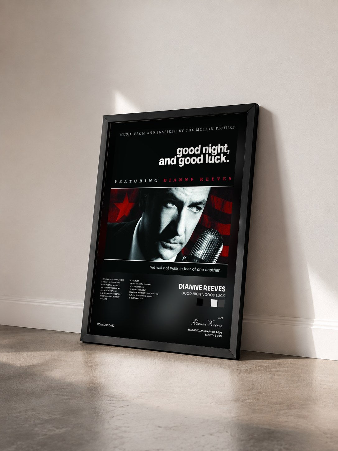 #noir Tableau de l'album Good Night, Good Luck de Dianne Reeves vu de trois quarts, cadre noir