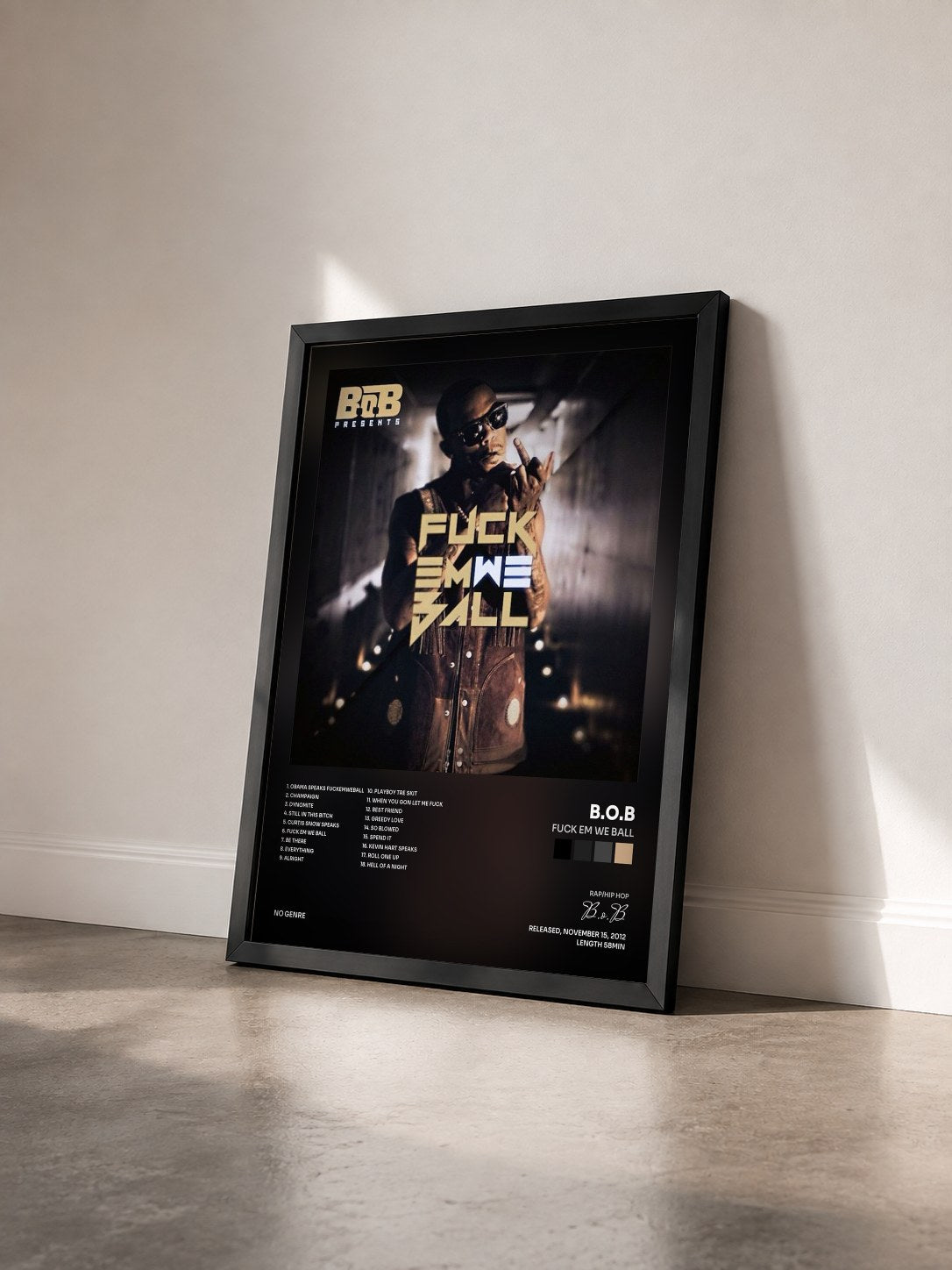 #noir Tableau de l'album Fuck Em We Ball de B.o.B vu de trois quarts, cadre noir