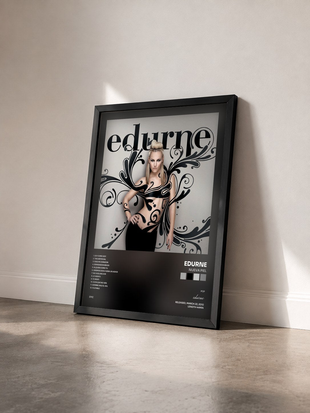 #noir Tableau de l'album Nueva Piel de edurne vu de trois quarts, cadre noir