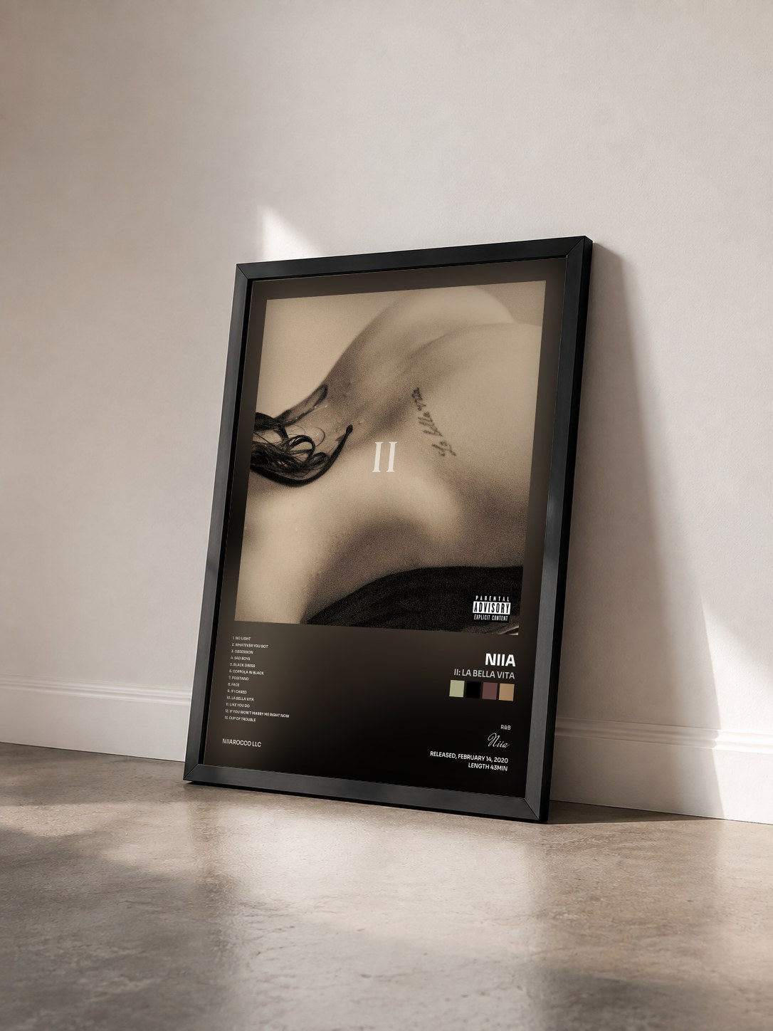#noir Tableau de l'album II: La Bella Vita de Niia vu de trois quarts, cadre noir