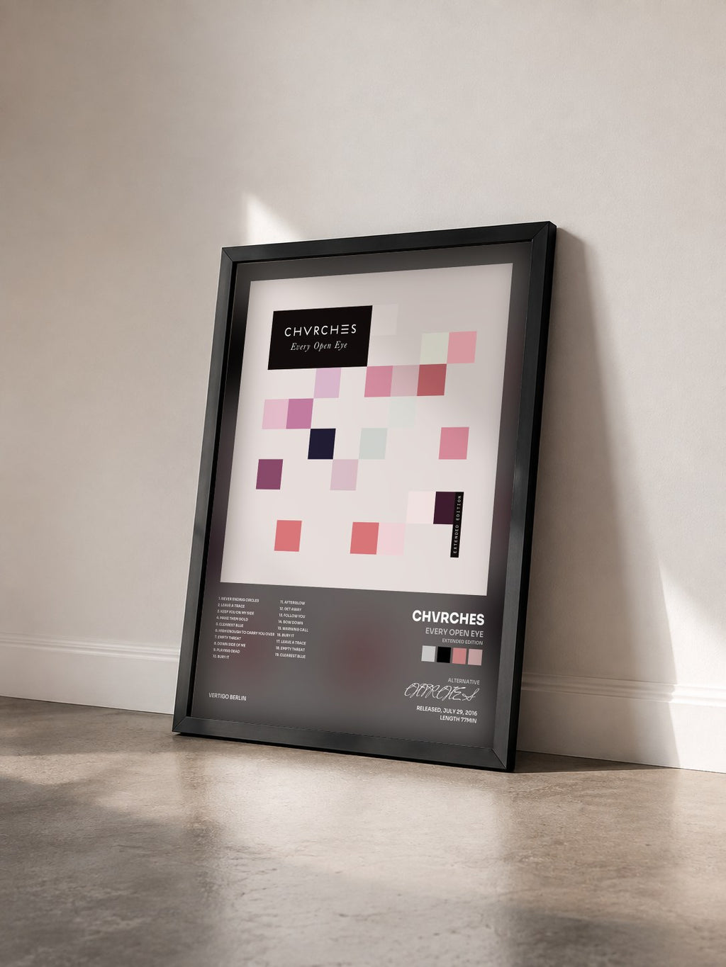 #noir Tableau de l'album Every Open Eye (Extended Edition) de CHVRCHES vu de trois quarts, cadre noir