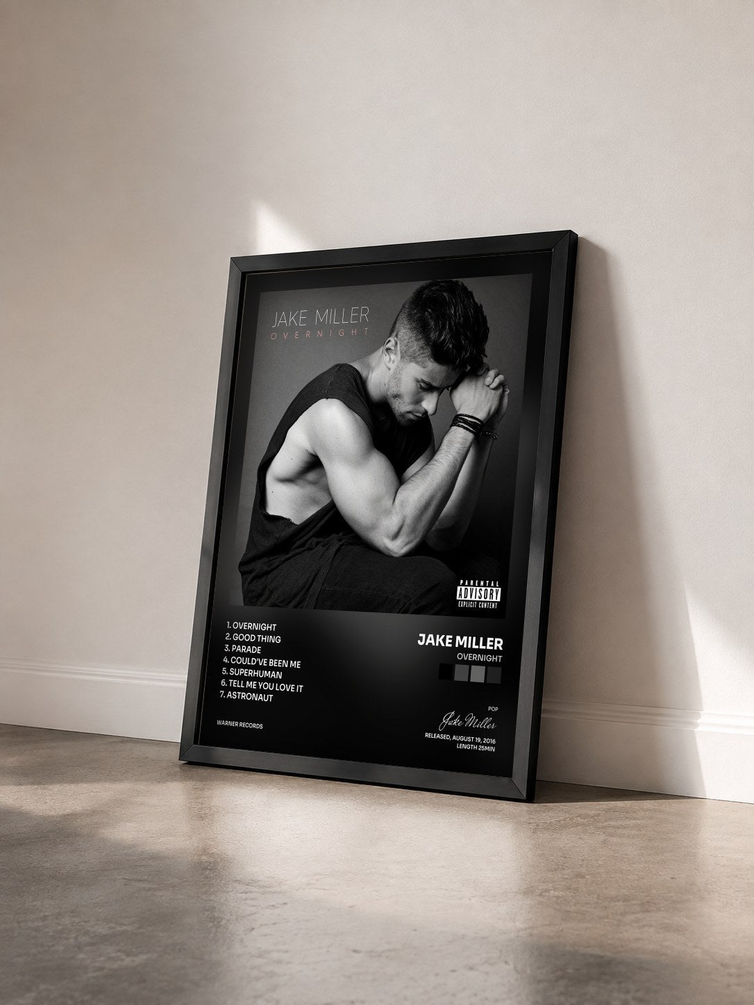 #noir Tableau de l'album Overnight de Jake Miller vu de trois quarts, cadre noir
