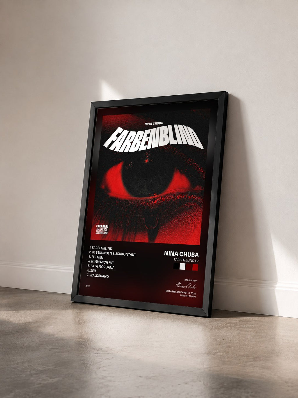 #noir Tableau de l'album Farbenblind EP de Nina Chuba vu de trois quarts, cadre noir