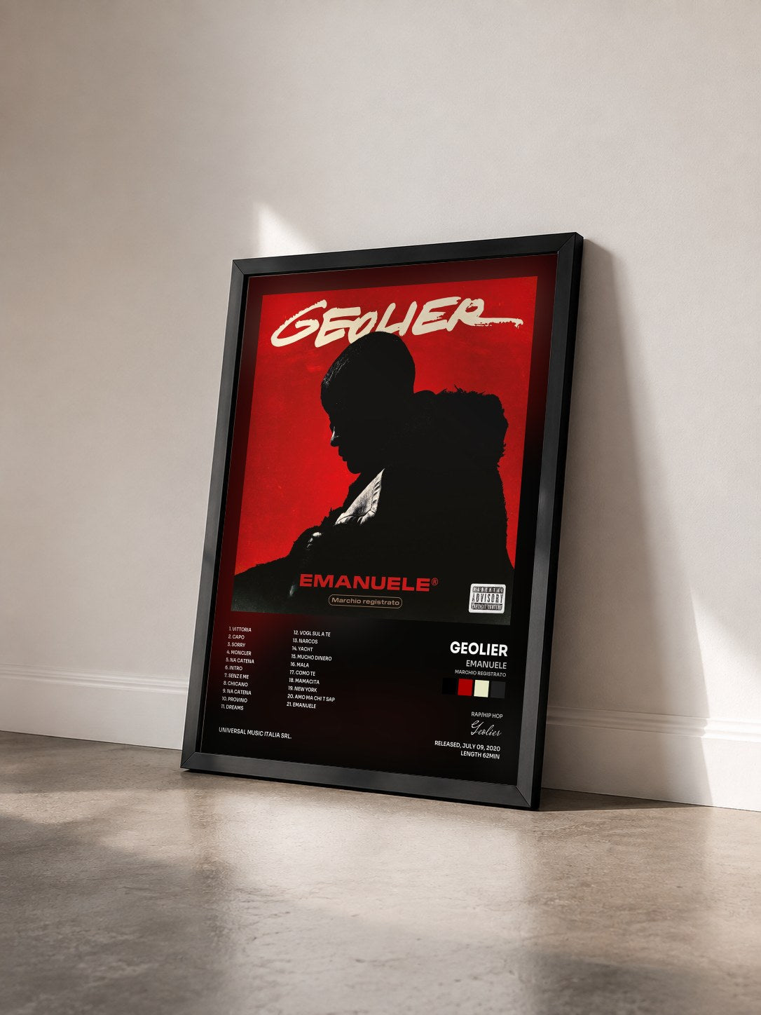 #noir Tableau de l'album Emanuele (Marchio registrato) de Geolier vu de trois quarts, cadre noir