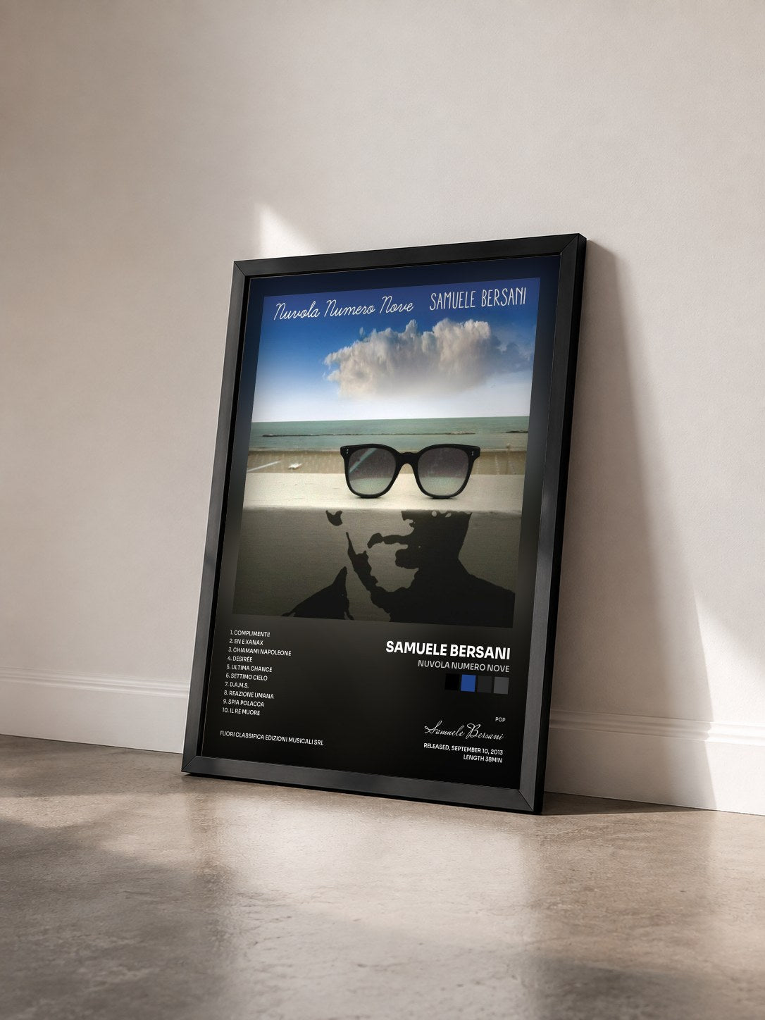 #noir Tableau de l'album Nuvola Numero Nove de Samuele Bersani vu de trois quarts, cadre noir