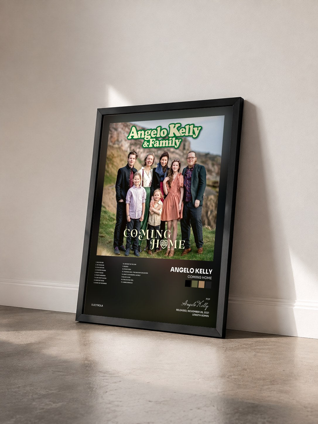 #noir Tableau de l'album Coming Home de Angelo Kelly vu de trois quarts, cadre noir
