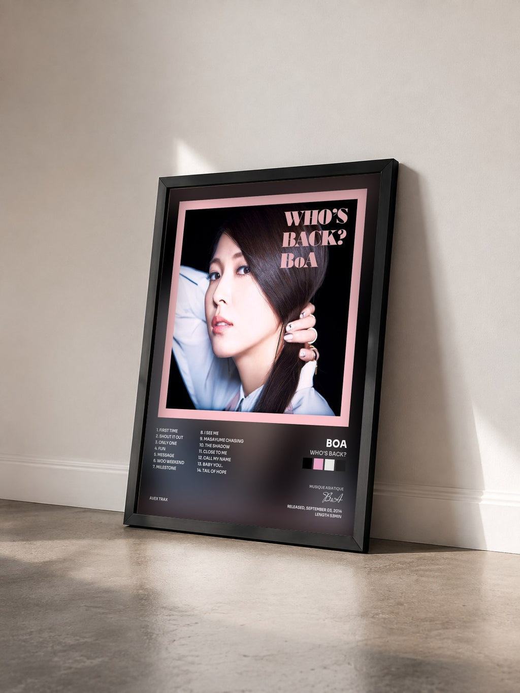 #noir Tableau de l'album WHO'S BACK? de BoA vu de trois quarts, cadre noir