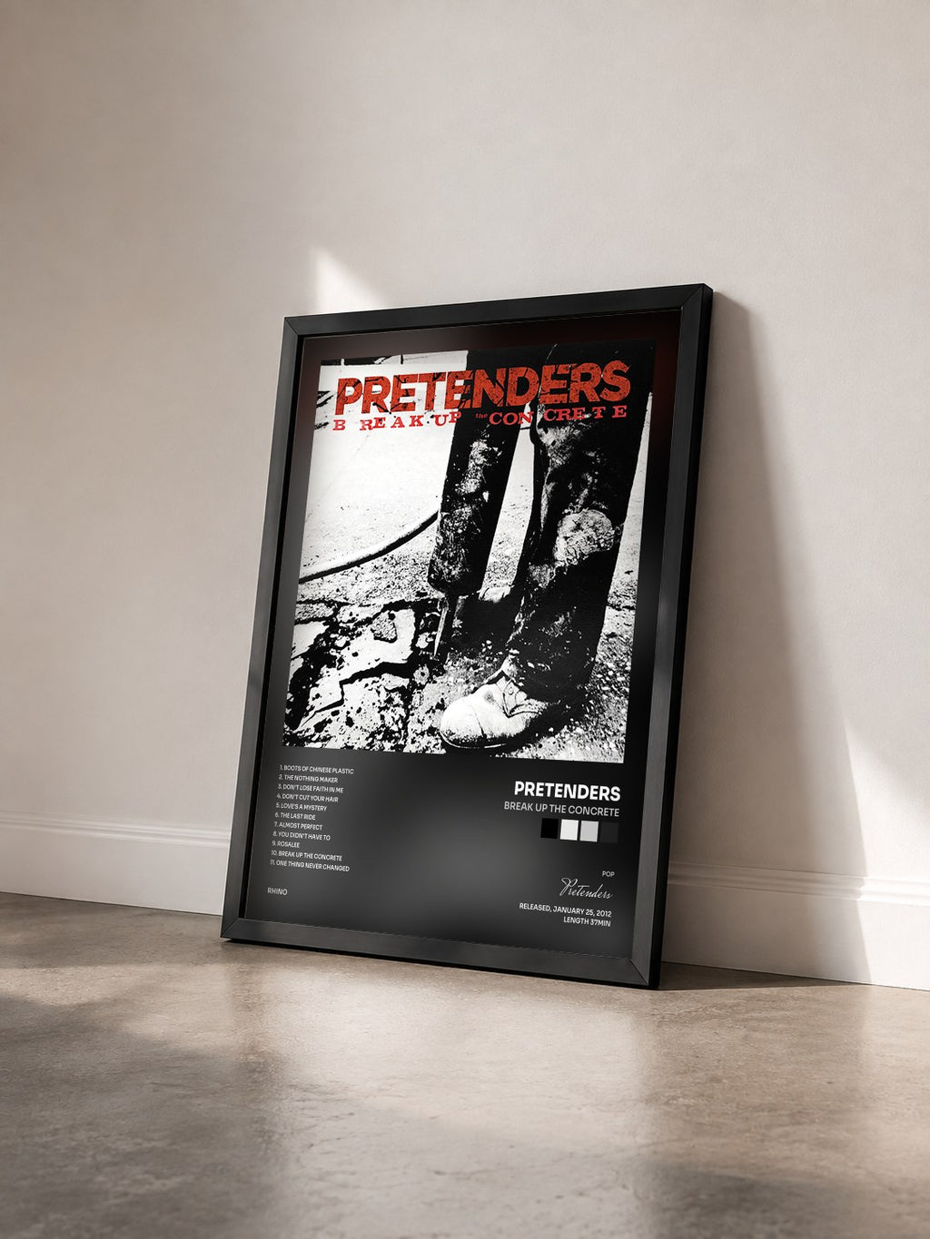 #noir Tableau de l'album Break Up the Concrete de Pretenders vu de trois quarts, cadre noir