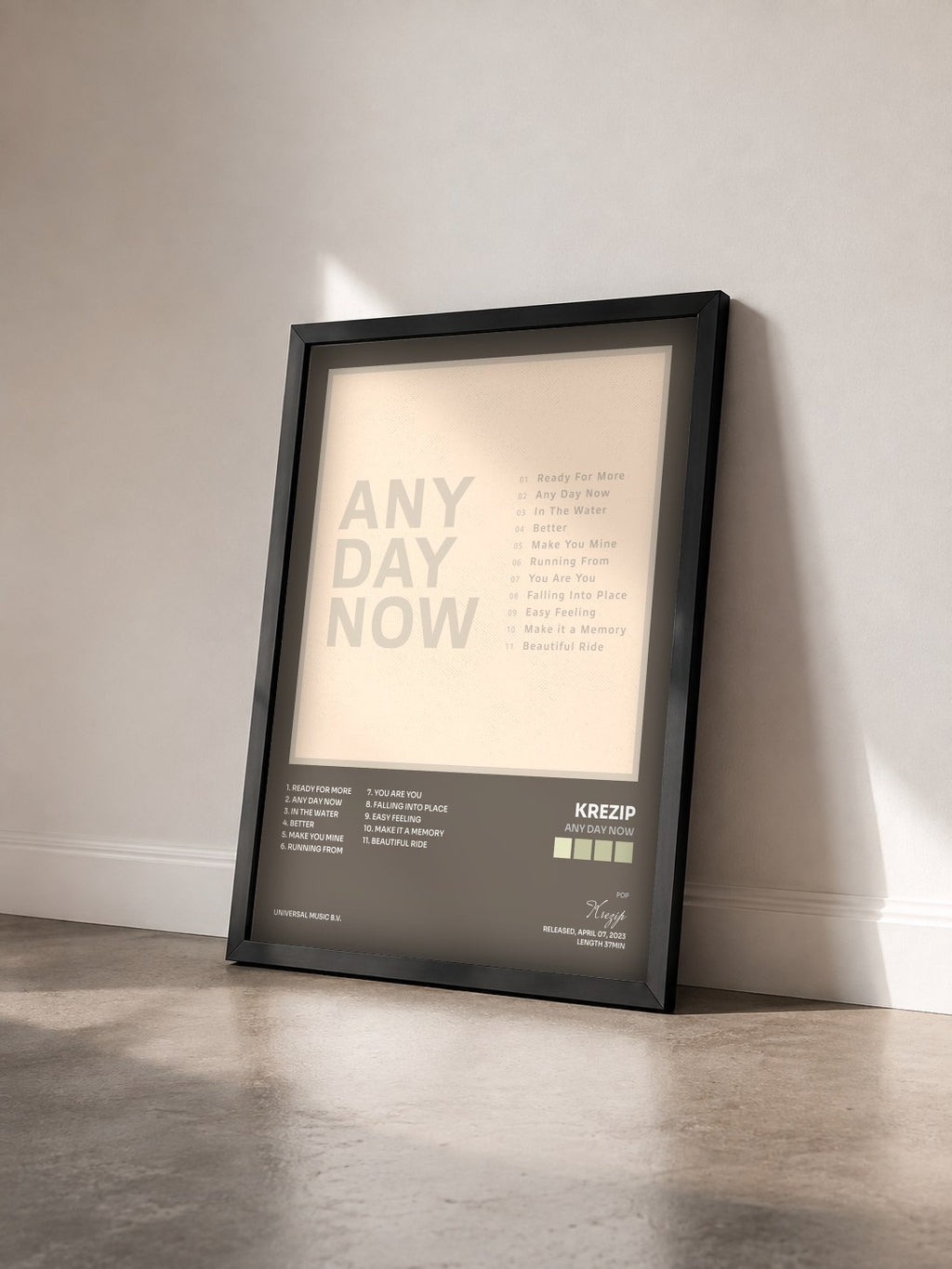 #noir Tableau de l'album Any Day Now de Krezip vu de trois quarts, cadre noir