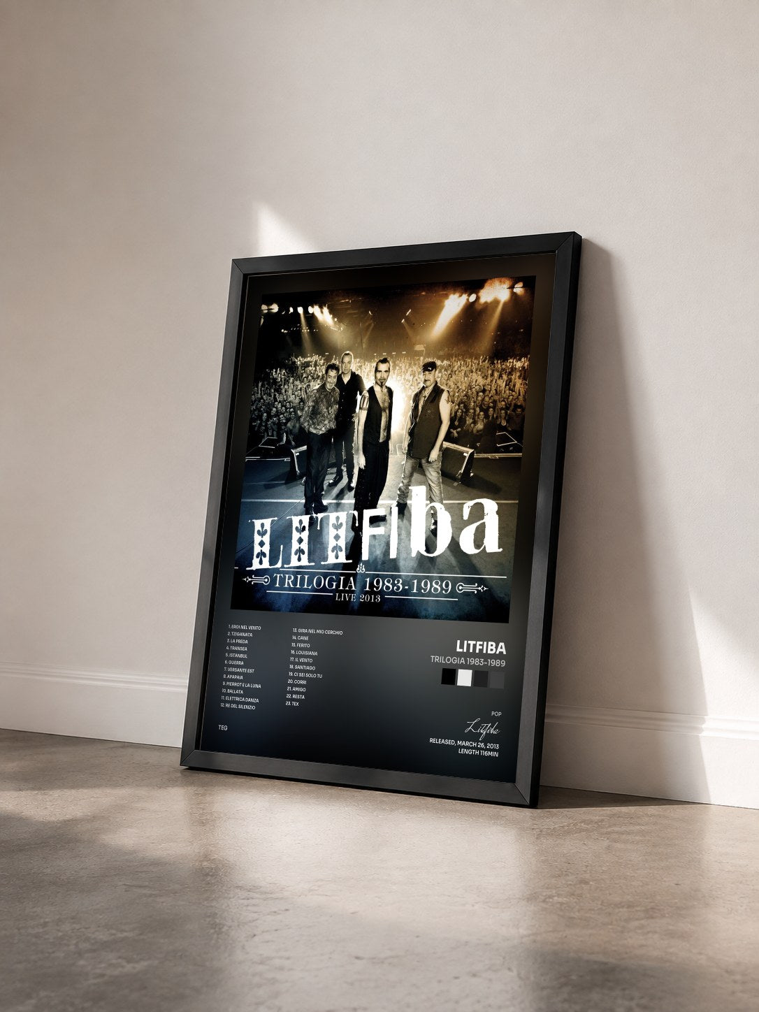 #noir Tableau de l'album Trilogia 1983-1989 de Litfiba vu de trois quarts, cadre noir