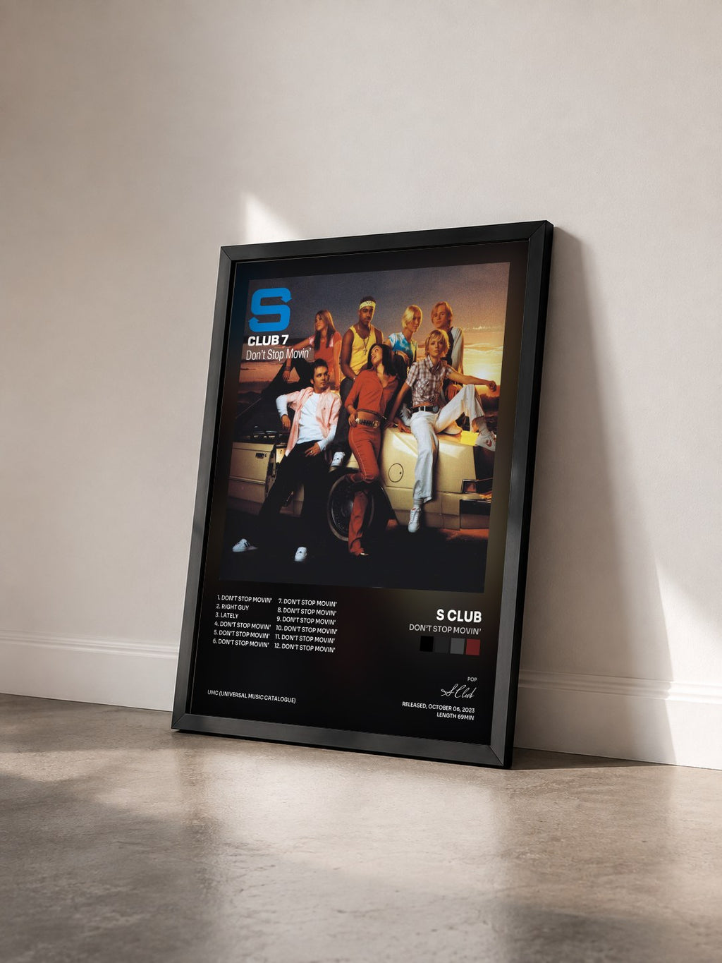#noir Tableau de l'album Don’t Stop Movin’ de S Club vu de trois quarts, cadre noir
