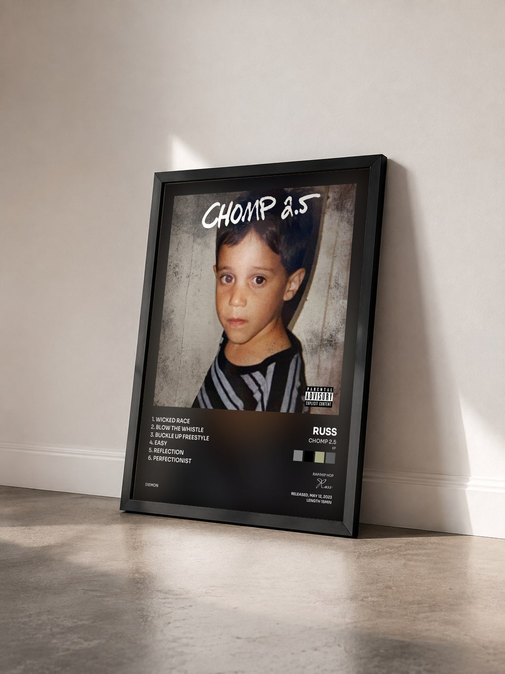 #noir Tableau de l'album CHOMP 2.5 (EP) de Russ vu de trois quarts, cadre noir
