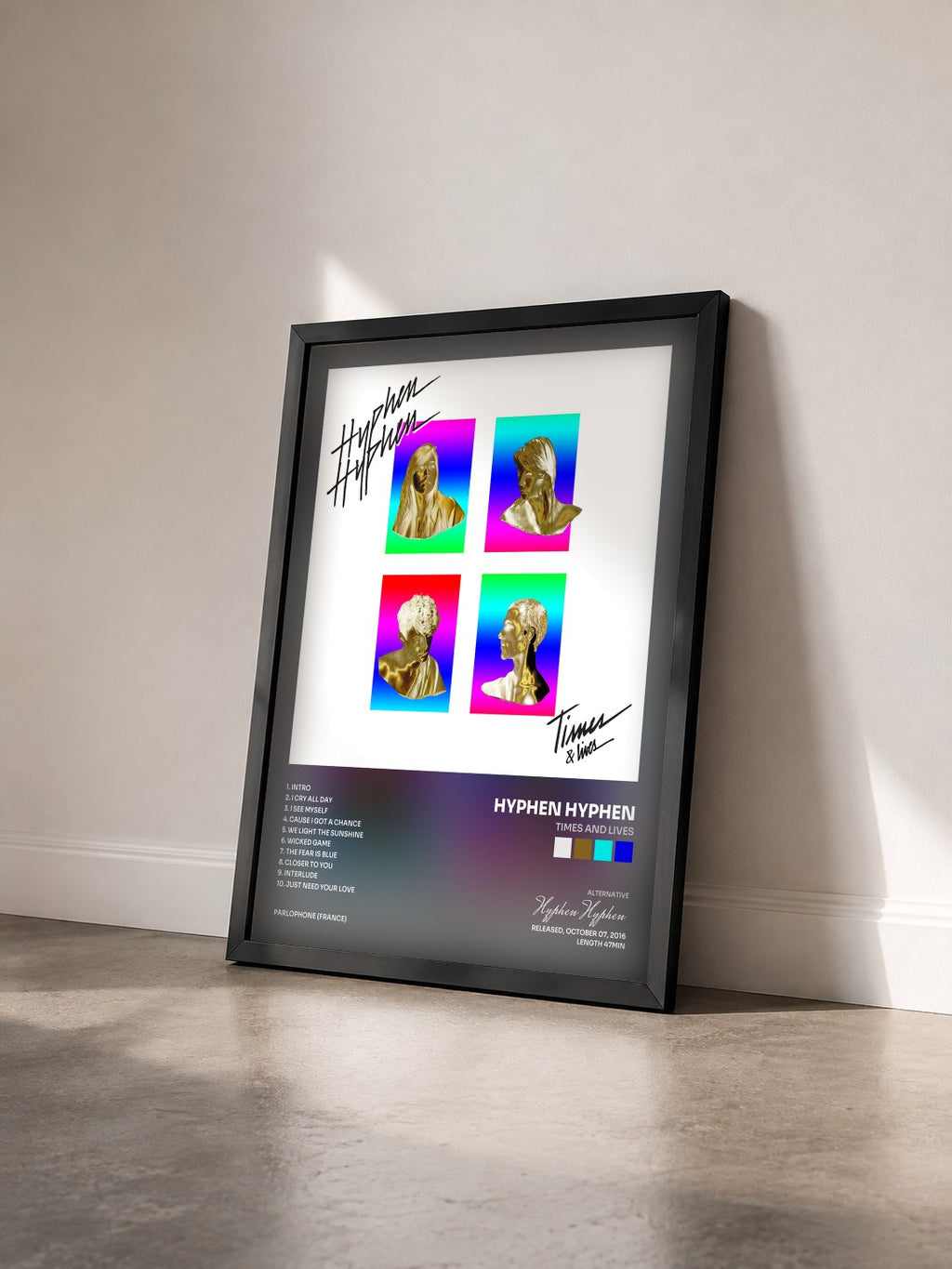#noir Tableau de l'album Times and Lives de Hyphen Hyphen vu de trois quarts, cadre noir