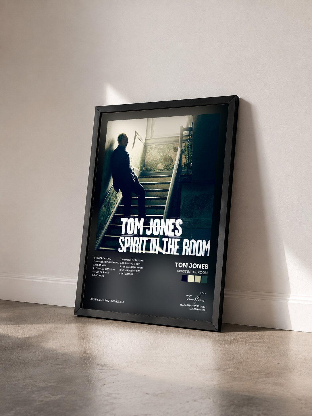 #noir Tableau de l'album Spirit In The Room de Tom Jones vu de trois quarts, cadre noir