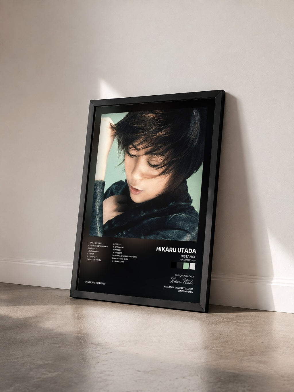 #noir Tableau de l'album Distance (Remastered 2018) de Hikaru Utada vu de trois quarts, cadre noir