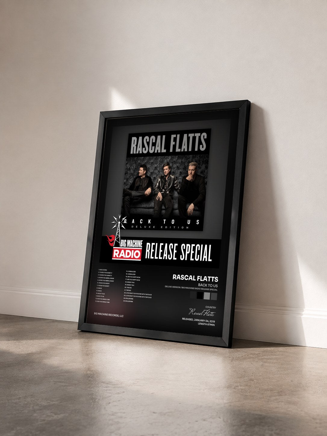 #noir Tableau de l'album Back To Us (Deluxe Version / Big Machine Radio Release Special) de Rascal Flatts vu de trois quarts, cadre noir