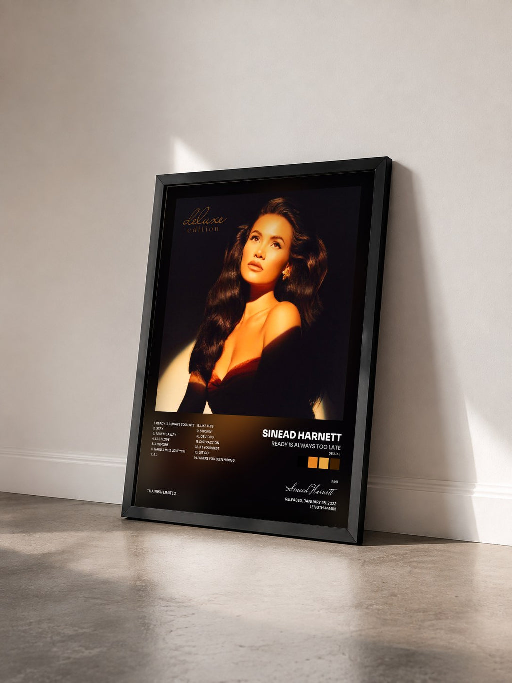 #noir Ready Is Always Too Late (Deluxe) di Sinead Harnett in stampa incorniciata vista di tre quarti, cornice nera