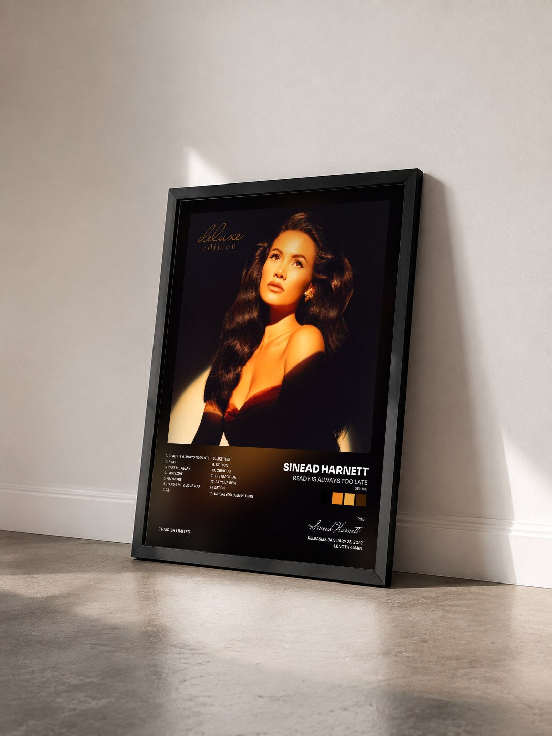 #noir Tableau de l'album Ready Is Always Too Late (Deluxe) de Sinead Harnett vu de trois quarts, cadre noir