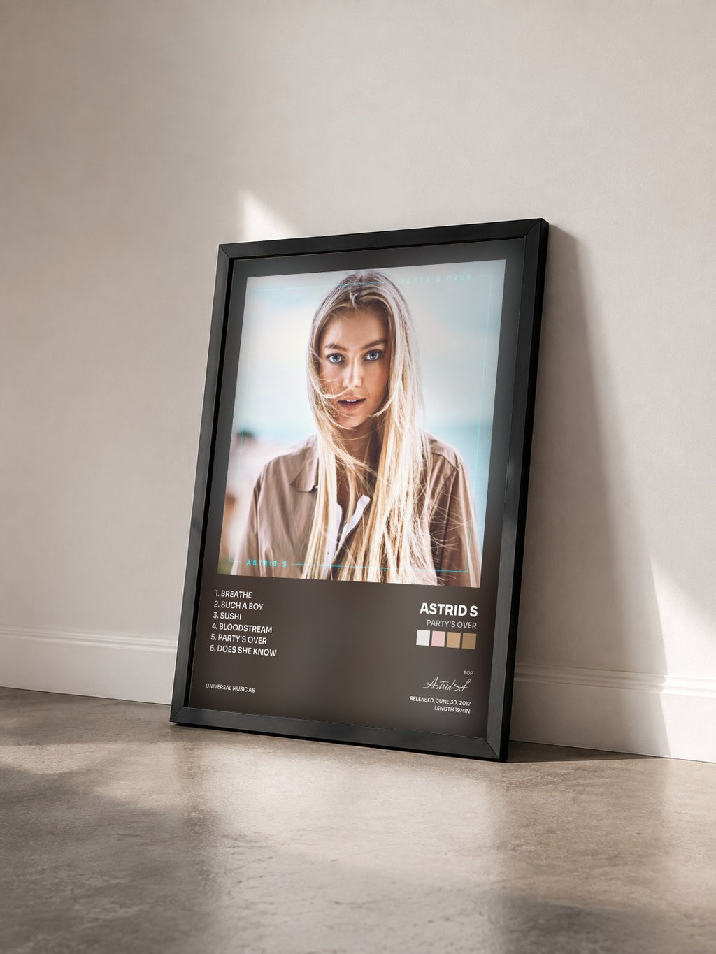 #noir Tableau de l'album Party's Over de Astrid S vu de trois quarts, cadre noir