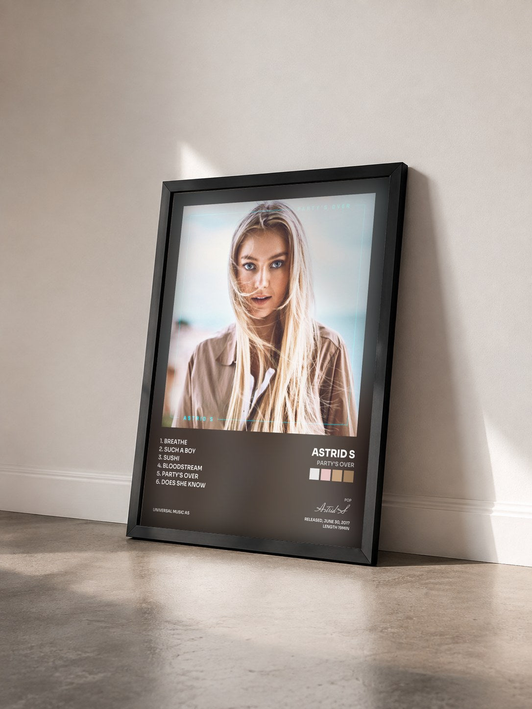 #noir Tableau de l'album Party's Over de Astrid S vu de trois quarts, cadre noir