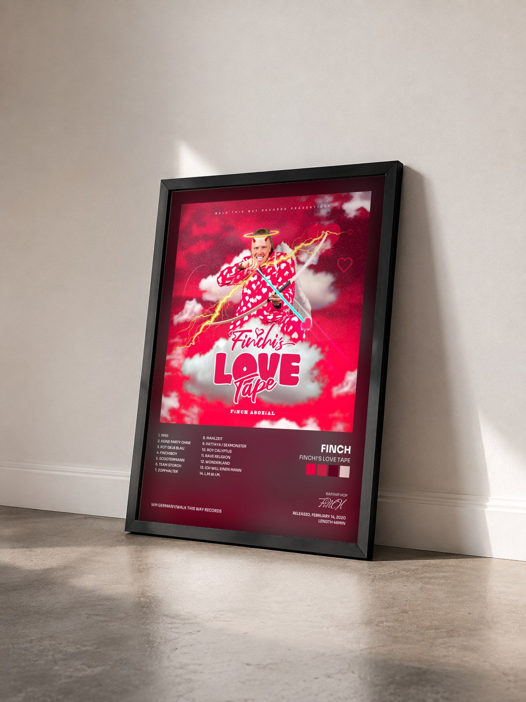 #noir Tableau de l'album Finchi's Love Tape de FiNCH vu de trois quarts, cadre noir