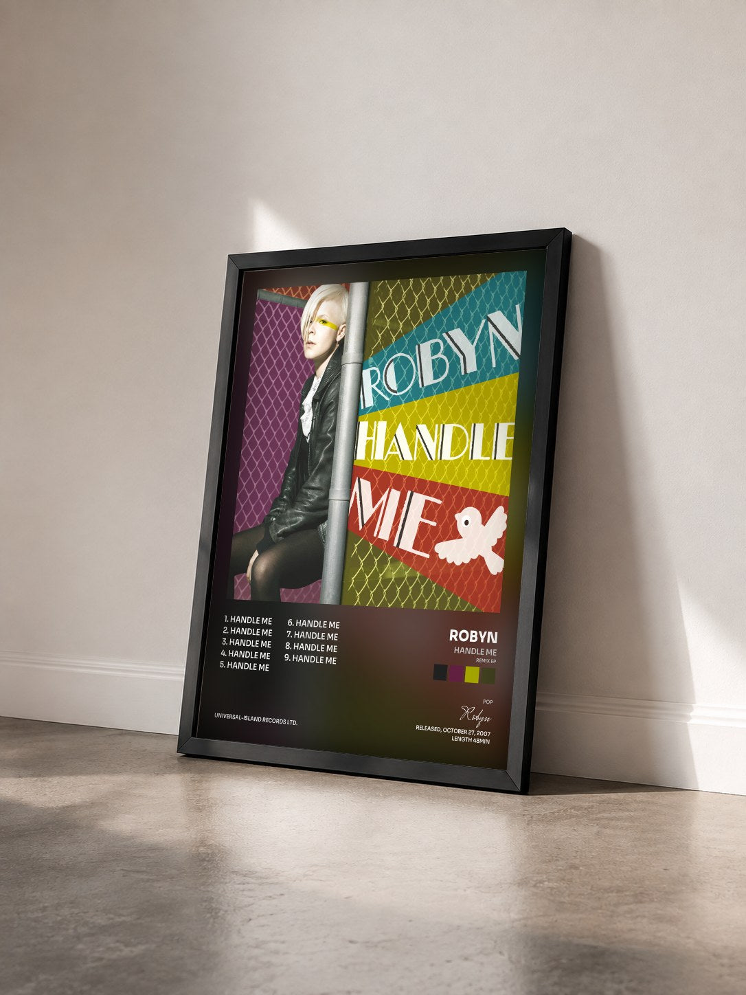 #noir Tableau de l'album Handle Me (Remix EP) de Robyn vu de trois quarts, cadre noir