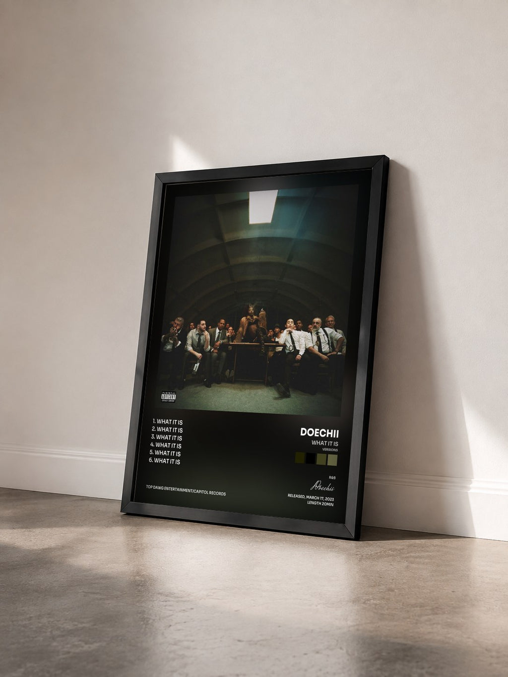 #noir Tableau de l'album What It Is (Versions) de Doechii vu de trois quarts, cadre noir