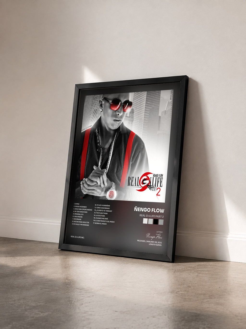 #noir Tableau de l'album Real G 4 Life Part 2 de Ñengo Flow vu de trois quarts, cadre noir