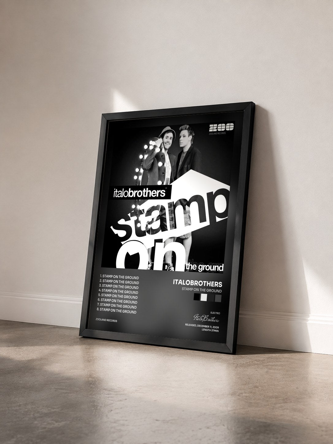 #noir Tableau de l'album Stamp On The Ground de ItaloBrothers vu de trois quarts, cadre noir