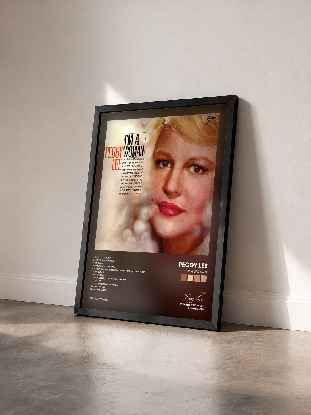 #noir Tableau de l'album I'm A Woman de Peggy Lee vu de trois quarts, cadre noir
