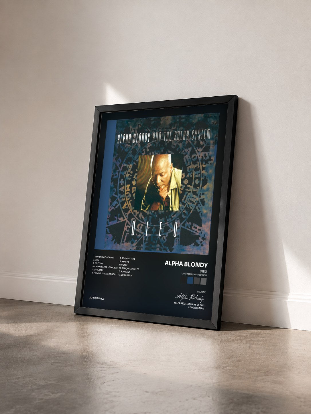 #noir Tableau de l'album Dieu (2010 Remastered Edition) de Alpha Blondy vu de trois quarts, cadre noir