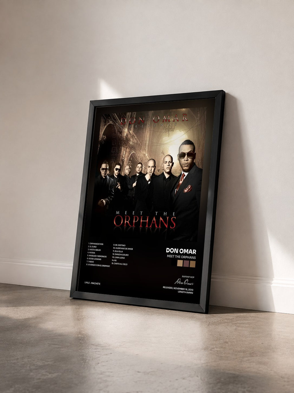 #noir Tableau de l'album Meet The Orphans de Don Omar vu de trois quarts, cadre noir
